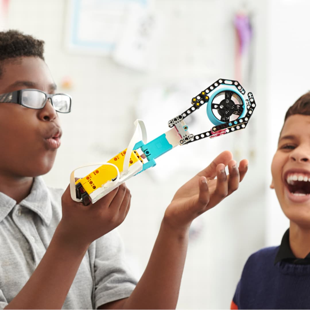niños disfrutando su proyecto de lego con el kit spike essential